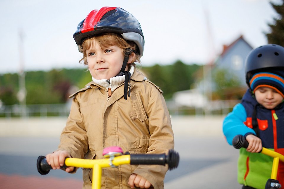 Barn som åker på sparkcykel